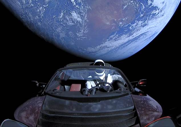 Elon Musk’ın Tesla Roadster’ı Dünya’ya düşebilir mi
